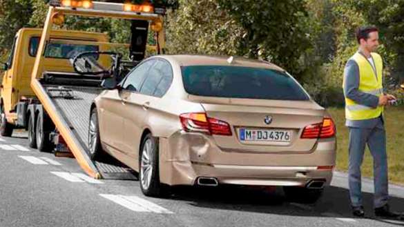 Holowanie pojazdów BMW przez serwis BMW odbywa się przy wykorzystaniu specjalistycznych pojazdów i profesjonalnych pracowników.